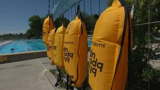 Sicherheit im Wasser – Ertrinken verhindern – mit Schwimmbojen oben bleiben