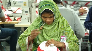 Fussball-Näherinnen – WM-Bälle werden in Pakistan genäht – und verbessern Frauenleben