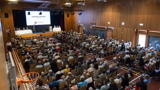 Gemeindeversammlung – Crans-Montanas Gemeindepräsident Féraud entschuldigt sich