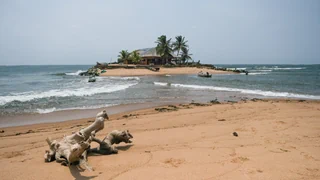 Fuveme in Ghana – Das Dorf, das schon zum zweiten Mal im Meer verschwinden könnte