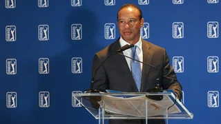 Nach Autounfall – Woods zeigt sich öffentlich – und stellt neue Golf-Serie vor