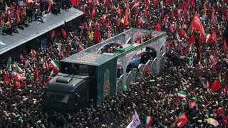 Krieg im Nahen Osten – Millionen Menschen bei Trauerzug für Chamenei in Teheran