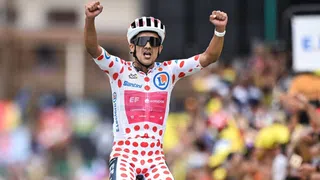 Tour de France: Königsetappe – Carapaz profitiert von Kuss-Sturz – Pogacar vor 5. Gesamtsieg