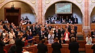 Verfassungsreform – Ungarns Parlament setzt Präsident Sulyok ab – wie geht es weiter?