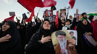 Abschiedszeremonie – Trauerzug für Ajatollah Ali Chamenei zieht durch Teheran